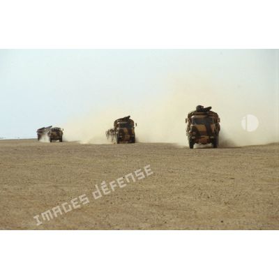 Une colonne de camions Saviem SM-8 4x4 (TRM-4000) du 511e RT en provenance de CRK (camp du roi Khaled) en mission de ravitaillement des troupes stationnées à Hafar al Batin progresse dans le désert.