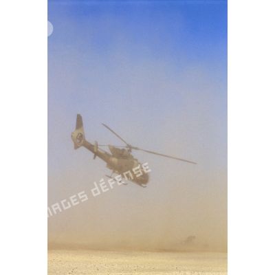 Décollage d'un hélicoptère de combat Gazelle HOT du 5e RHC dans la région de CRK (camp du roi Khaled).