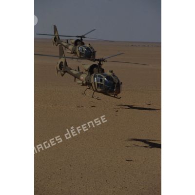 Patrouille de reconnaissance d'hélicoptères de combat Gazelle HOT du 5e RHC dans la région de CRK (camp du roi Khaled).
