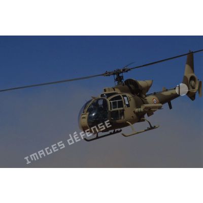 Hélicoptère de combat Gazelle HOT du 5e RHC en patrouille de reconnaissance dans la région de CRK (camp du roi Khaled).