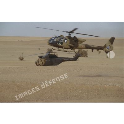 Hélicoptère de combat Gazelle HOT non approvisionnés en patrouille dans le désert.