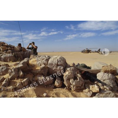 Des soldats du 1er RI érigent des murets de pierres et occupent un poste de combat pour la défense du PC mobile de l'ALAT (aviation légère de l'armée de terre) dans la région de CRK (camp du roi Khaled).