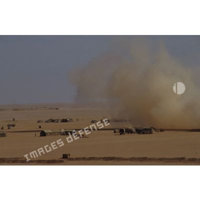 Vue aérienne du PC de la division Daguet dans la région de CRK (camp du roi Khaled). Le vent soulève des nuages de sable.