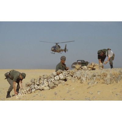 Des soldats du 1er RI érigent des murets de pierres et installent un poste de tir Milan à un poste de combat pour la défense du PC mobile de l'ALAT (aviation légère de l'armée de terre) dans la région de CRK (camp du roi Khaled).
