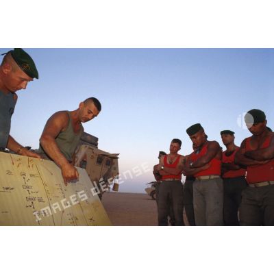 Briefing du sergent-chef commandant la 2e section de la 2e compagnie du 2e REI à ses hommes au campement d'Hafar al Batin.