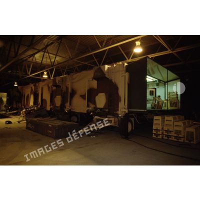 La boulangerie du CAT (commissariat de l'armée de Terre) est installée dans un shelter sous un hangar à CRK (camp du roi Khaled).