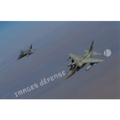 Des avions de combat Jaguar de la BA (base aérienne) d'Al Ahsa en patrouille vus depuis un avion ravitailleur.