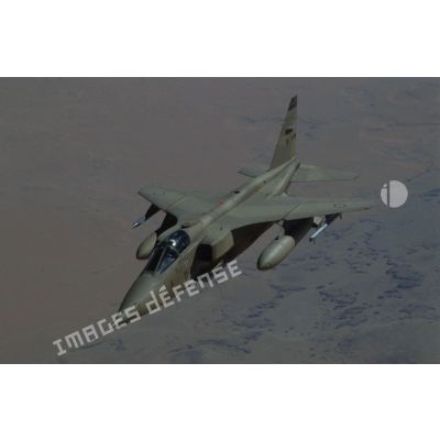 Un avion de combat Jaguar de la BA (base aérienne) d'Al Ahsa en patrouille vu depuis un avion ravitailleur.