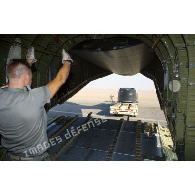 Le personnel de la BOMAP (base opérationnelle mobile aéroportée) effectue le chargement d'un avion de transport Transall C-160.