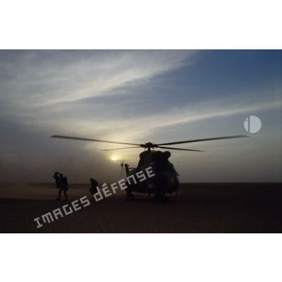 Héliportage depuis un hélicoptère de transport Puma SA-330 d'un groupe de combat Mistral du 35e RAP (régiment d'artillerie parachutiste), qui débarque pour mettre en batterie le lance-missiles.