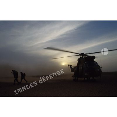 Héliportage depuis un hélicoptère de transport Puma SA-330 d'un groupe de combat Mistral du 35e RAP (régiment d'artillerie parachutiste), qui débarque pour mettre en batterie le lance-missiles.
