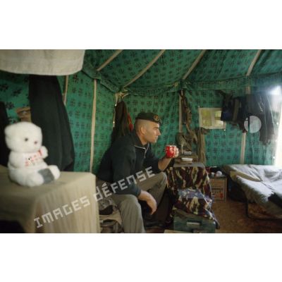 Vie quotidienne des soldats de la 2e section, 2e compagnie du 2e REI. Pause café sous une tente saoudienne.