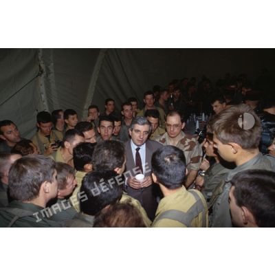 En visite aux unités basées à CRK (camp du roi Khaled), Jean-Pierre Chevènement, ministre de la Défense, rencontre des militaires de l'ALAT (aviation légère de l'armée de terre) et du GSL (groupement de soutien logistique).