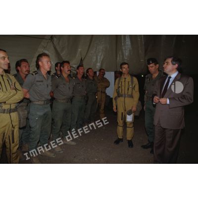 A l'héliport de CRK (camp du roi Khaled), Jean-Pierre Chevènement, ministre de la Défense, rencontre les personnels de l'ALAT (aviation légère de l'armée de terre) et de l'armée de l'Air.