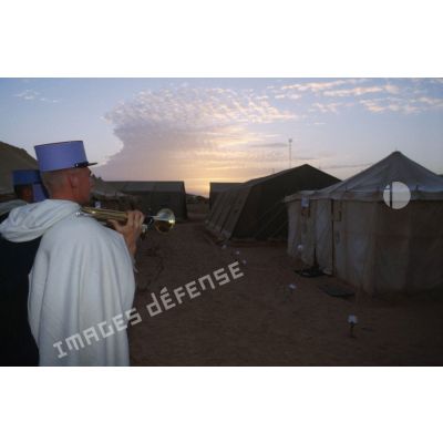 Les clairons du 1er RS vont réveiller le ministre de la Défense, en visite de Noël à Miramar et dormant sous une tente saoudienne, à l'aube le matin du 25 décembre.