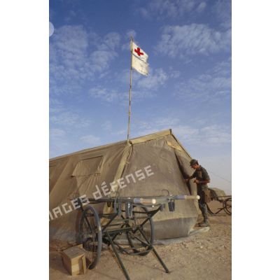 L'AMA (antenne médicale aérotransportable) au campement sanitaire de Miramar. A l'entrée de la tente, des brancards et porte-brancards montés sur roues.