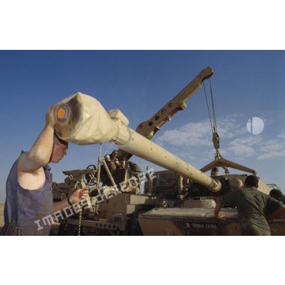 Remise en place d'une tourelle de blindé de reconnaissance AMX-10 RC à l'aide d'une grue montée sur camion TRM-10000 par les mécaniciens du 6e RCS (régiment de commandement et de soutien).