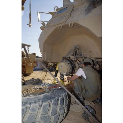 Un mécanicien du 6e RCS (régiment de commandement et de soutien) répare les essieux d'un VAB sur pont.