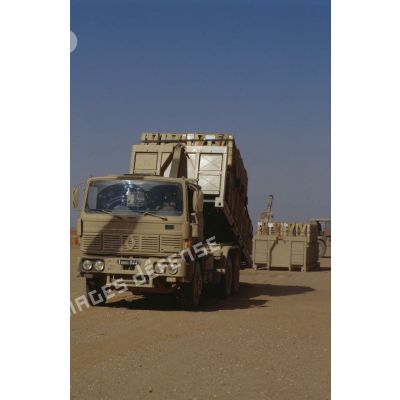 Au dépôt de munitions de Miramar, les véhicules du GSL (groupement de soutien logistique) effectuent le transport routier et la manutention des palettes de munitions.
