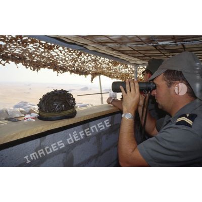 Sur la BA (base aérienne) d'Al Ahsa, les fusiliers commandos de l'Armée de l'Air assurent la protection du site d'installation du système radar de basse altitude Aladin (autonome léger à déploiement instantané)