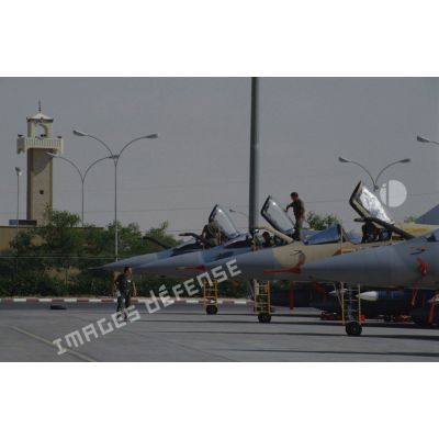 Alignement d'avions de combat Mirage 2000 au parking sur la BA (base aérienne) d'Al Ahsa.
