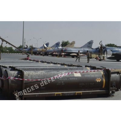 Alignement d'avions de combat Mirage 2000 au parking sur la BA (base aérienne) d'Al Ahsa.