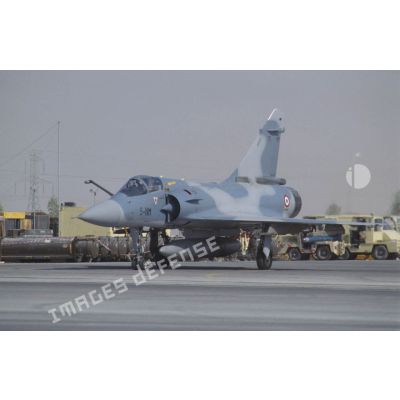 Avion de combat Mirage 2000 armé au roulage sur le parking sur la BA (base aérienne) d'Al Ahsa.
