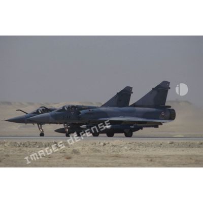 Deux avions de combat Mirage 2000 armés prêts au décollage sur la BA (base aérienne) d'Al Ahsa, armés de missiles Matra super 530 D.