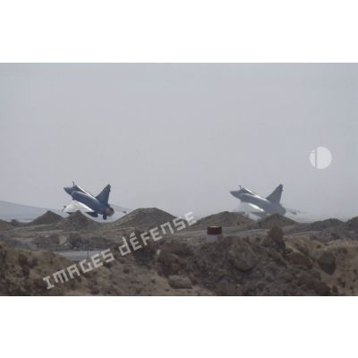 Deux avions de combat Mirage 2000 au décollage sur la BA (base aérienne) d'Al Ahsa.