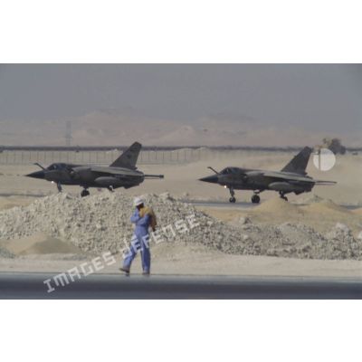 Deux avions de combat Mirage F1-CR prêts au décollage sur la piste de la BA (base aérienne) d'Al Ahsa.