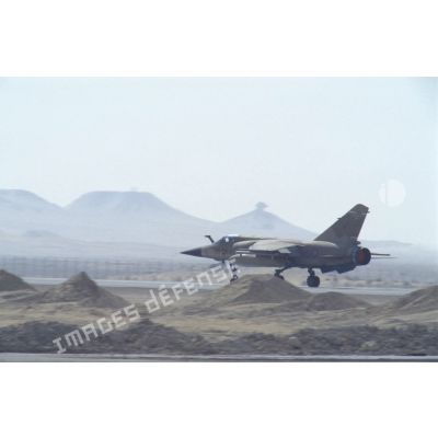 Un avion de combat Mirage F1-CR prêt au décollage sur la piste de la BA (base aérienne) d'Al Ahsa.