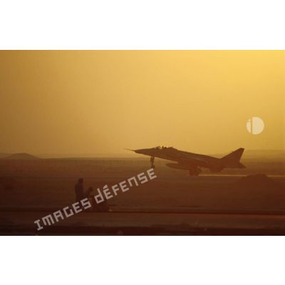 Un avion de combat Jaguar à l'atterrissage au coucher de soleil  sur la BA (base aérienne) d'Al Ahsa.