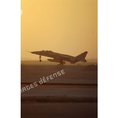 Un avion de combat Jaguar à l'atterrissage au coucher de soleil  sur la BA (base aérienne) d'Al Ahsa.