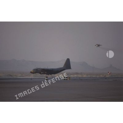 Un avion de combat Jaguar à l'atterrissage à proximité d'un avion de transport Hercules C-130 sur le taxiway de la BA (base aérienne) d'Al Ahsa.