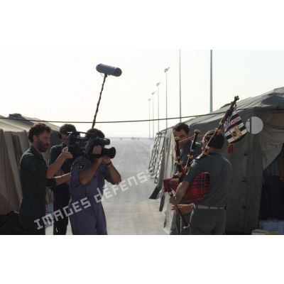 L'équipe de tournage ECPA (Etablissement cinématographique et photographique des Armées) au travail sur la BA (base aérienne) d'Al Ahsa filme un joueur de biniou.