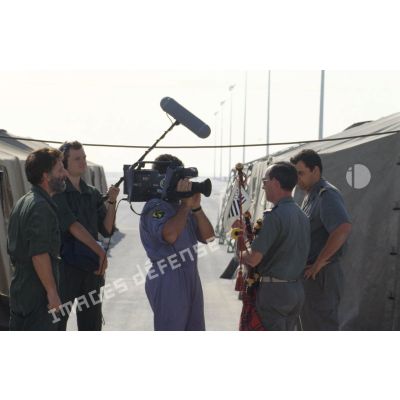L'équipe de tournage ECPA (Etablissement cinématographique et photographique des Armées) au travail sur la BA (base aérienne) d'Al Ahsa filme un joueur de biniou.