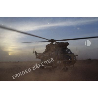 Décollage des hélicoptères de transport Puma SA-330 des 1er et 5e RHC pour l'héliportage de groupes de combat du 1er RI vers la zone d'opération nord.