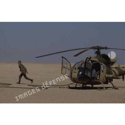 Ravitaillement en carburant d'un hélicoptère de combat Gazelle HOT SA-342 des 1er et 5e RHC.
