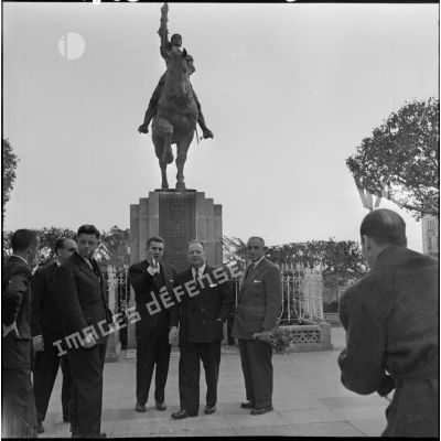 Robert Lacoste, ministre de l'Algérie, devant une statue à Alger.