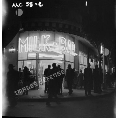 La foule devant le Milk bar.