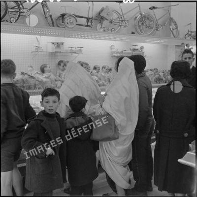 Femmes et enfants au rayon jouets du Monoprix de la rue d'Isly à Alger.
