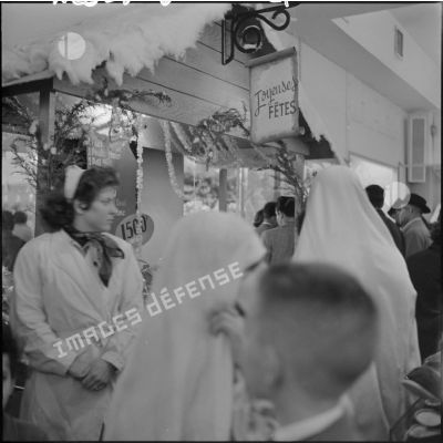 Femmes au Monoprix de la rue d'Isly à Alger.