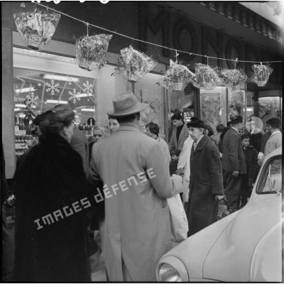 La foule dans une rue d'Alger le 1er janvier 1958.