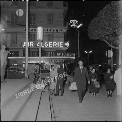 Des passants dans une rue d'Alger le jour de l'an 1958.