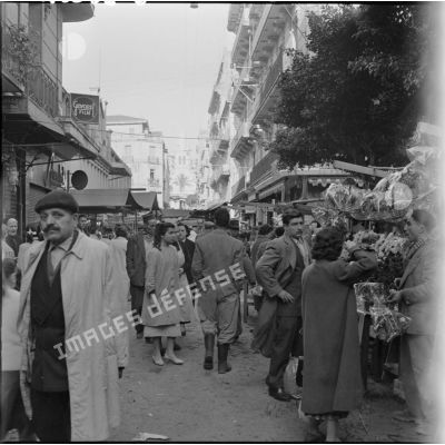 La foule dans une rue de Bab El Oued le 1er janvier 1958.