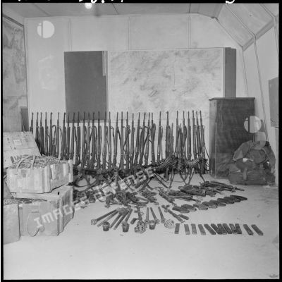 Présentation des armes récupérées par le 8e RPC  (8e régiment de parachutistes coloniaux).