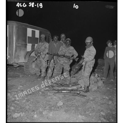 Soldats posant devant les armes récupérées aux fellaghas lors d’une opération héliportée sur le djebel Tarf.