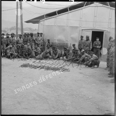 Présentation des armes récupérées lors d’une opération héliportée sur le djebel Tarf.