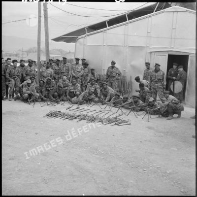 Présentation des armes récupérées lors d’une opération héliportée sur le djebel Tarf.