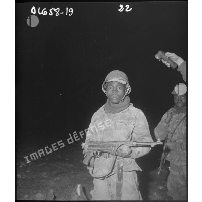 Un soldat du 8e RPC (8e régiment de parachutistes coloniaux) présente un pistolet-mitrailleur PM 40 allemand récupéré chez les rebelles.